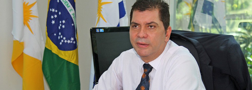 Ao comentar o decreto da Prefeitura de Palmas sobre a Planta de Valores, o prefeito Carlos Amastha (PSB) afirmou que a medida tem como objetivo combater especulação imobiliária e dar continuidade ao trabalho de justiça fiscal implementada pela gestão. Ele voltou a afirmar que lobby dos especuladores imobiliários da cidade impediu a discussão do tema; "Objetivo da prefeitura era tirar os redutores dos grandes devedores, dos grandes especuladores que continuam, infelizmente, mandando nessa cidade. E que esse dinheiro fosse alocado em tantos outros projetos para benefício de nossa cidade. E nenhum deles foi votado", afirmou Amastha (Foto: Leonardo Lucena) Ao comentar o decreto da Prefeitura de Palmas sobre a Planta de Valores, o prefeito Carlos Amastha (PSB) afirmou que a medida tem como objetivo combater especulação imobiliária e dar continuidade ao trabalho de justiça fiscal implementada pela gestão. Ele voltou a afirmar que lobby dos especuladores imobiliários da cidade impediu a discussão do tema; "Objetivo da prefeitura era tirar os redutores dos grandes devedores, dos grandes especuladores que continuam, infelizmente, mandando nessa cidade. E que esse dinheiro fosse alocado em tantos outros projetos para benefício de nossa cidade. E nenhum deles foi votado", afirmou Amastha