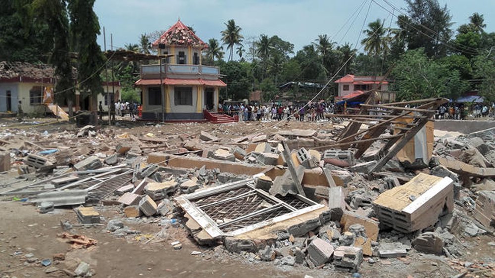 Milhares de indianos juntaram-se na madrugada em um templo hindu de Puttingal Deva, na província de Kerala, no Sul da Índia, para celebrar o festival Vishu, quando o local de lançamento de fogos foi alvo de explosão; o primeiro-ministro indiano, Narendra Modi, considerou a tragédia um "choque muito maior do que as palavras" (Foto: Gisele Federicce) Milhares de indianos juntaram-se na madrugada em um templo hindu de Puttingal Deva, na província de Kerala, no Sul da Índia, para celebrar o festival Vishu, quando o local de lançamento de fogos foi alvo de explosão; o primeiro-ministro indiano, Narendra Modi, considerou a tragédia um "choque muito maior do que as palavras"