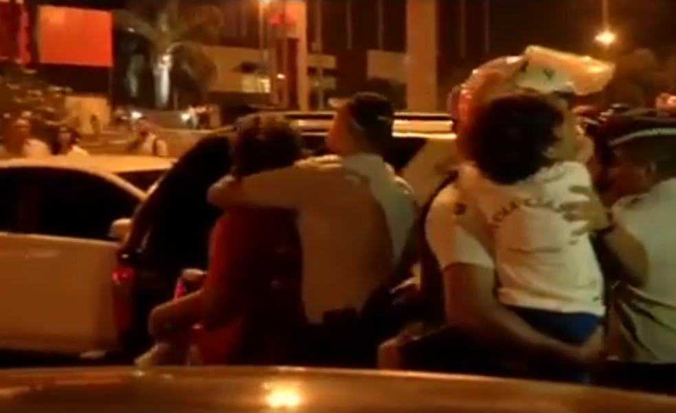 Policiais levaram o manifestante Chico Carneiro e seu filho de sete anos para a 5ª Delegacia de Polícia em Brasília, de onde foram liberados depois de duas horas; segundo a CUT, a PM informou que o militante foi negligente ao levar o filho à manifestação, que terminou em frente à sede da TV Globo nesta quinta-feira 24; ao questionar a ação, Yuri Soares, da CUT, também foi levado para o camburão (Foto: Gisele Federicce) Policiais levaram o manifestante Chico Carneiro e seu filho de sete anos para a 5ª Delegacia de Polícia em Brasília, de onde foram liberados depois de duas horas; segundo a CUT, a PM informou que o militante foi negligente ao levar o filho à manifestação, que terminou em frente à sede da TV Globo nesta quinta-feira 24; ao questionar a ação, Yuri Soares, da CUT, também foi levado para o camburão