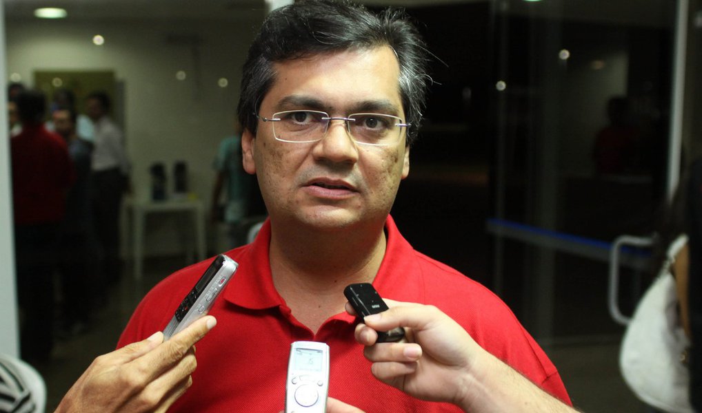 Governador do Maranhão disse esperar "que algum economista depois calcule o prejuízo imposto ao País por essa tentativa de golpe. Que vai fracassar"; "Aos que dizem que impeachment é constitucional porque 'está na Constituição'. Sim, mas somente para crimes provados, pessoalmente cometidos"; Flávio Dino, que é ex-juiz federal, reforça que "não existe impeachment por não gostar do governo ou por pressa em chegar ao poder. Isso que está na Constituição, que deve ser cumprida"; "Isso que defendo: respeito ao calendário de eleições estabelecido na Constituição. A próxima é em 2018", completou (Foto: Leonardo Lucena) Governador do Maranhão disse esperar "que algum economista depois calcule o prejuízo imposto ao País por essa tentativa de golpe. Que vai fracassar"; "Aos que dizem que impeachment é constitucional porque 'está na Constituição'. Sim, mas somente para crimes provados, pessoalmente cometidos"; Flávio Dino, que é ex-juiz federal, reforça que "não existe impeachment por não gostar do governo ou por pressa em chegar ao poder. Isso que está na Constituição, que deve ser cumprida"; "Isso que defendo: respeito ao calendário de eleições estabelecido na Constituição. A próxima é em 2018", completou