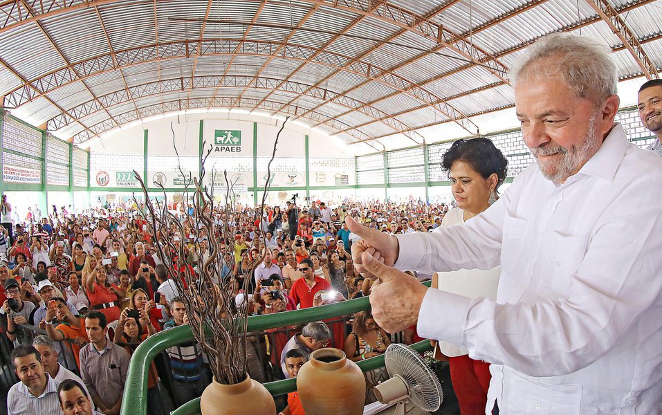 Durante evento no sertão da Bahia nesta sexta-feira 27, o ex-presidente Lula criticou a imprensa por noticiar apenas fatos negativos: "Quem é invisível para a mídia produz 70% dos alimentos do Brasil", observou; Lula destacou que em 2008, início da crise internacional, os mais pobres seguiram movimentando a economia, mais que os ricos brasileiros; "Por isso digo a Dilma: não ouça só quem te procura para reclamar. Temos de ouvir quem trabalha"; ele também sustentou que as pessoas devem "se colocar no lugar" da presidente Dilma Rousseff antes de criticá-la; "Cada um de vocês precisa ajudar a Dilma. Quero que vocês imaginem a pressão que esta mulher está sofrendo, a dificuldade que ela está passando. Antes de criticar, se coloquem no lugar dela", disse (Foto: Gisele Federicce) Durante evento no sertão da Bahia nesta sexta-feira 27, o ex-presidente Lula criticou a imprensa por noticiar apenas fatos negativos: "Quem é invisível para a mídia produz 70% dos alimentos do Brasil", observou; Lula destacou que em 2008, início da crise internacional, os mais pobres seguiram movimentando a economia, mais que os ricos brasileiros; "Por isso digo a Dilma: não ouça só quem te procura para reclamar. Temos de ouvir quem trabalha"; ele também sustentou que as pessoas devem "se colocar no lugar" da presidente Dilma Rousseff antes de criticá-la; "Cada um de vocês precisa ajudar a Dilma. Quero que vocês imaginem a pressão que esta mulher está sofrendo, a dificuldade que ela está passando. Antes de criticar, se coloquem no lugar dela", disse