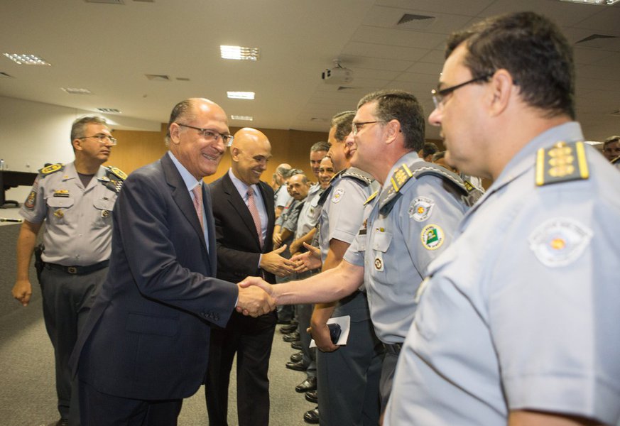 Governador de São Paulo homenageou nesta segunda-feira 21 os policiais militares pela atuação nas ultimas manifestações políticas na capital paulista; "Estou aqui para parabenizar a Polícia Militar e a sua liderança, na pessoa do comandante Ricardo Gambaroni, na atuação imparcial, moderada e republicana nas manifestações das últimas semanas", disse o tucano; na sexta-feira, a PM demorou 40h para retirar os manifestantes pró-impeachment da avenida Paulista, onde ocorreria um protesto em defesa da democracia horas depois; depois de tentativa de acordo, algo incomum em protestos de estudantes ou de movimentos sociais, os PMs jogaram jatos d´água para evacuar a pista, e em poucas vezes, apenas contra um grupo específico, bombas de efeito moral e spray de pimenta (Foto: Gisele Federicce) Governador de São Paulo homenageou nesta segunda-feira 21 os policiais militares pela atuação nas ultimas manifestações políticas na capital paulista; "Estou aqui para parabenizar a Polícia Militar e a sua liderança, na pessoa do comandante Ricardo Gambaroni, na atuação imparcial, moderada e republicana nas manifestações das últimas semanas", disse o tucano; na sexta-feira, a PM demorou 40h para retirar os manifestantes pró-impeachment da avenida Paulista, onde ocorreria um protesto em defesa da democracia horas depois; depois de tentativa de acordo, algo incomum em protestos de estudantes ou de movimentos sociais, os PMs jogaram jatos d´água para evacuar a pista, e em poucas vezes, apenas contra um grupo específico, bombas de efeito moral e spray de pimenta