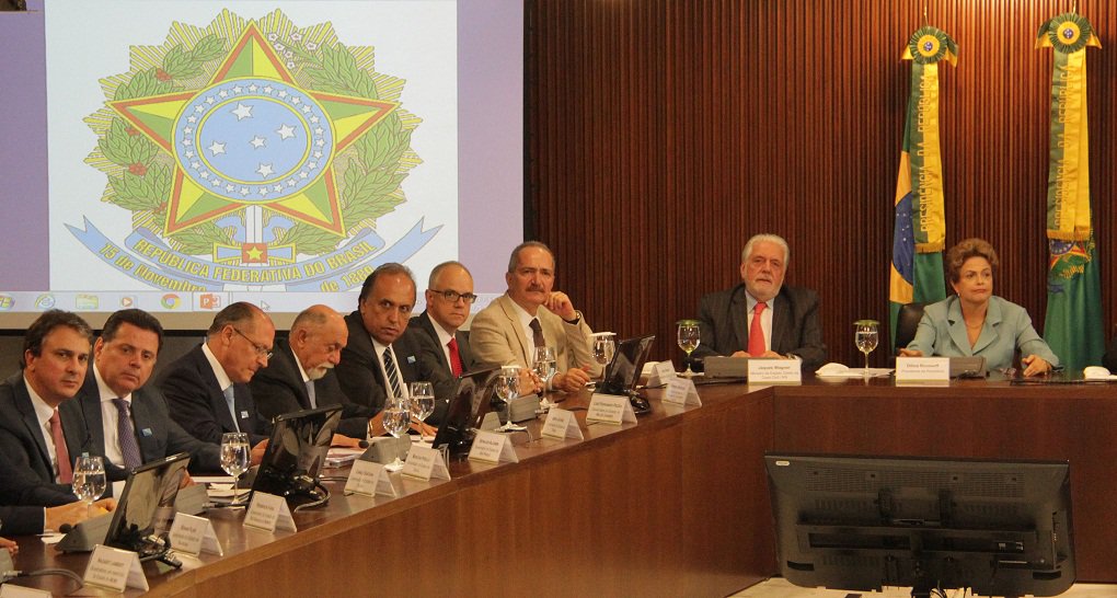 Governador Marconi Perillo participou nesta terça-feira, em Brasília, da reunião dos governadores com a presidente Dilma Rousseff para debater estratégias de combate ao zika vírus e outras doenças causadas pelo mosquito aedes aegypti; Marconi cumprimentou a presidente pela iniciativa de promover este encontro e informou que vai decretar estado de emergência sanitária no Estado; força-tarefa em Goiás vai começar com investimento de R$ 10 milhões no combate ao mosquito; Marconi afirmou aos outros governadores e à presidente que vai promover campanhas nas redes sociais, escolas e meios de comunicação (Foto: José Barbacena) Governador Marconi Perillo participou nesta terça-feira, em Brasília, da reunião dos governadores com a presidente Dilma Rousseff para debater estratégias de combate ao zika vírus e outras doenças causadas pelo mosquito aedes aegypti; Marconi cumprimentou a presidente pela iniciativa de promover este encontro e informou que vai decretar estado de emergência sanitária no Estado; força-tarefa em Goiás vai começar com investimento de R$ 10 milhões no combate ao mosquito; Marconi afirmou aos outros governadores e à presidente que vai promover campanhas nas redes sociais, escolas e meios de comunicação