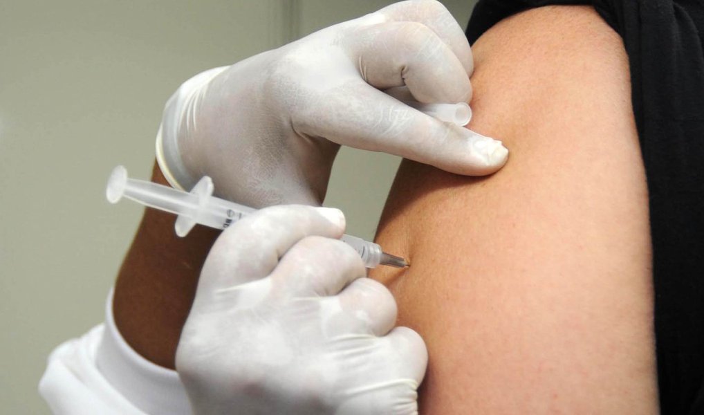 População de Pernambuco começou a receber a vacinação contra o H1N1 pelo Sistema Único de Saúde (SUS), uma semana antes de 30 de abril, dia nacional programado pelo Ministério da Saúde (MS); cerca de um milhão de doses estão sendo disponibilizadas para vacinar 80% do grupo prioritátio em Pernambuco; segundo a Secretaria de Saúde de Pernambuco, 14 pessoas morreram este ano no Estado por Síndrome Respiratória Aguda Grave, que pode ser ocasionada por vírus da gripe e outras doenças; até agora, dois casos foram descartados para influenza e outros 12 estão em investigação
(Foto: Paulo Emílio) População de Pernambuco começou a receber a vacinação contra o H1N1 pelo Sistema Único de Saúde (SUS), uma semana antes de 30 de abril, dia nacional programado pelo Ministério da Saúde (MS); cerca de um milhão de doses estão sendo disponibilizadas para vacinar 80% do grupo prioritátio em Pernambuco; segundo a Secretaria de Saúde de Pernambuco, 14 pessoas morreram este ano no Estado por Síndrome Respiratória Aguda Grave, que pode ser ocasionada por vírus da gripe e outras doenças; até agora, dois casos foram descartados para influenza e outros 12 estão em investigação