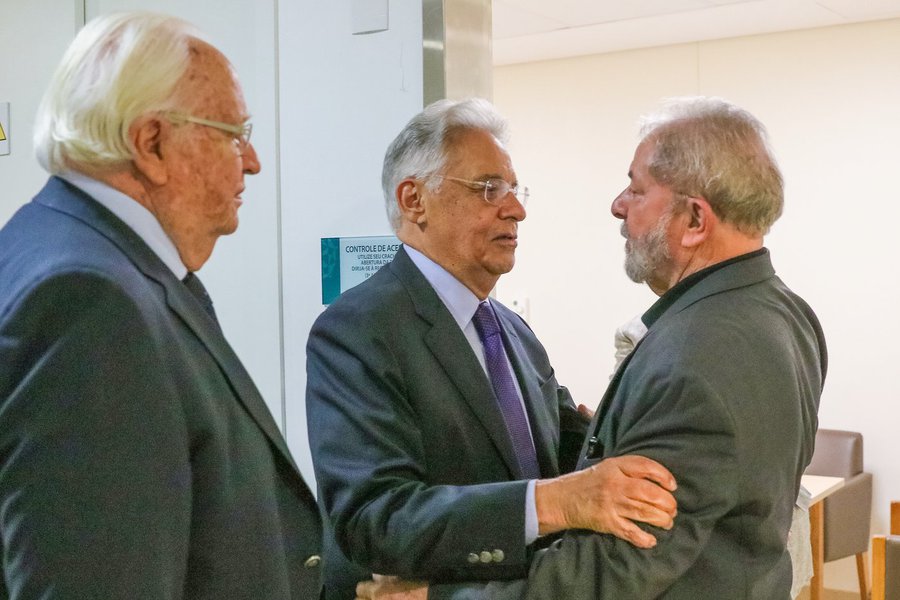 Ex-presidente Fernando Henrique Cardoso (PSDB) visitou o ex-presidente Lula no Hospital Sírio Libanês, em São Paulo, pouco após a divulgação do boletim médico informando a ausência de fluxo cerebral em Marisa Letícia, mulher de Lula, nesta quinta-feira 2; quando a ex-primeira-dama Ruth Cardoso, mulher de FHC, faleceu em 2008, Lula compareceu ao velório; Dilma Rousseff, que estava na França, já antecipou seu retorno ao Brasil (Foto: Paulo Emílio) Ex-presidente Fernando Henrique Cardoso (PSDB) visitou o ex-presidente Lula no Hospital Sírio Libanês, em São Paulo, pouco após a divulgação do boletim médico informando a ausência de fluxo cerebral em Marisa Letícia, mulher de Lula, nesta quinta-feira 2; quando a ex-primeira-dama Ruth Cardoso, mulher de FHC, faleceu em 2008, Lula compareceu ao velório; Dilma Rousseff, que estava na França, já antecipou seu retorno ao Brasil