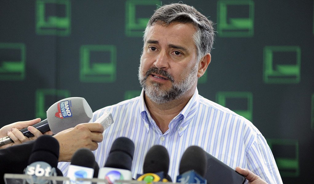 "É preciso que ela torne públicas as 77 delações. Se isso não ocorrer, ocorrerá um fato inusitado. Conselheiros do Tribunal de Contas, citados nas delações, continuarão julgando como se nada tivesse acontecendo, ministros das altas cortes, eventualmente delatados, continuarão julgando, como se não tivessem impedidos, parlamentares integrantes do núcleo duro do governo Temer, ministro de Estado, continuarão agindo como se não fosse parte desta investigação", afirma o deputado Paulo Pimenta sobre a decisão da ministra Cármen Lúcia de manter sigilo das delações da Odebrecht (Foto: Aquiles Lins) "É preciso que ela torne públicas as 77 delações. Se isso não ocorrer, ocorrerá um fato inusitado. Conselheiros do Tribunal de Contas, citados nas delações, continuarão julgando como se nada tivesse acontecendo, ministros das altas cortes, eventualmente delatados, continuarão julgando, como se não tivessem impedidos, parlamentares integrantes do núcleo duro do governo Temer, ministro de Estado, continuarão agindo como se não fosse parte desta investigação", afirma o deputado Paulo Pimenta sobre a decisão da ministra Cármen Lúcia de manter sigilo das delações da Odebrecht