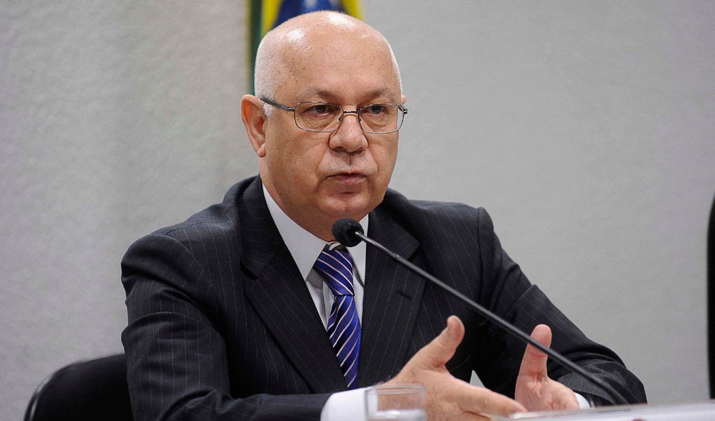 O ministro Teori Zavascki, do Supremo Tribunal Federal (STF), mandou devolver ao senador Fernando Collor (PTB-AL) quatro carros de luxo apreendidos em julho, durante a Operação Politeia; os veículos foram apreendidos na Casa da Dinda, residência particular do senador; uma Ferrari, uma Lamborghini, um Land Rover e um Bentley serão restituídos ao parlamentar, que deverá guardá-los sob a condição de fiel depositário (Foto: Voney Malta) O ministro Teori Zavascki, do Supremo Tribunal Federal (STF), mandou devolver ao senador Fernando Collor (PTB-AL) quatro carros de luxo apreendidos em julho, durante a Operação Politeia; os veículos foram apreendidos na Casa da Dinda, residência particular do senador; uma Ferrari, uma Lamborghini, um Land Rover e um Bentley serão restituídos ao parlamentar, que deverá guardá-los sob a condição de fiel depositário