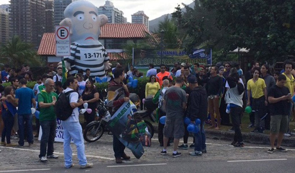 Protesto em prol do parlamentar ultrarradical de direita reuniu algumas dezenas de pessoas em frente ao condomínio onde ele mora, na Barra da Tijuca, zona oeste da cidade; a marcha, promovido pelo Movimento Direita, Já, foi realizada uma semana depois de um protesto contra o parlamentar, este coordenado pelo grupo Levante Popular, no mesmo local; Bolsonaro também participou do ato deste domingo e discursou para seus apoiadores; antes mesmo do discurso começar, manifestantes gritaram o nome do coronel Brilhante Ustra, torturador-mor do regime militar (Foto: Realle Palazzo-Martini) Protesto em prol do parlamentar ultrarradical de direita reuniu algumas dezenas de pessoas em frente ao condomínio onde ele mora, na Barra da Tijuca, zona oeste da cidade; a marcha, promovido pelo Movimento Direita, Já, foi realizada uma semana depois de um protesto contra o parlamentar, este coordenado pelo grupo Levante Popular, no mesmo local; Bolsonaro também participou do ato deste domingo e discursou para seus apoiadores; antes mesmo do discurso começar, manifestantes gritaram o nome do coronel Brilhante Ustra, torturador-mor do regime militar