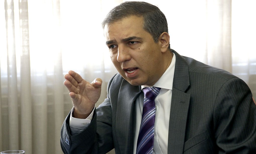 De acordo com o semanário, o vice-governador e secretário de Desenvolvimento (SED) mostra que tem capacidade de gestão e demonstra ser um articulador político eficiente; “Ao se filiar ao PSDB e se tornar integrante do círculo político de Marconi Perillo, carimbou seu passaporte para a disputa do governo em 2018”; Eliton “provou que é um gestor eficiente e, por isso, comanda alguns dos mais importantes programas do governo, como o Inova Goiás”; e o Opção acrescenta: “Ao mesmo tempo, indicando ser um articulador político eficiente, é um dos responsáveis pela reaproximação de Jovair Arantes com o governador Marconi Perillo” (Foto: José Barbacena) De acordo com o semanário, o vice-governador e secretário de Desenvolvimento (SED) mostra que tem capacidade de gestão e demonstra ser um articulador político eficiente; “Ao se filiar ao PSDB e se tornar integrante do círculo político de Marconi Perillo, carimbou seu passaporte para a disputa do governo em 2018”; Eliton “provou que é um gestor eficiente e, por isso, comanda alguns dos mais importantes programas do governo, como o Inova Goiás”; e o Opção acrescenta: “Ao mesmo tempo, indicando ser um articulador político eficiente, é um dos responsáveis pela reaproximação de Jovair Arantes com o governador Marconi Perillo”