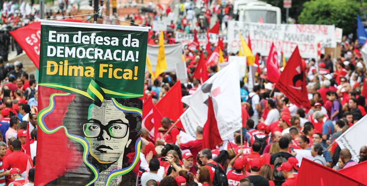 Assinado por mais de 500 juízes, procuradores, promotores, defensores públicos e advogados, o "Manifesto pela Democracia", contrário ao impeachment da presidente Dilma Rousseff, foi entregue no Senado; texto ressalta a condenação internacional ao golpe em curso e pede que o Senado tenha responsabilidade; "Por sua relevância nesse cenário, o país se encontra sob a observação atenta do mundo, o que, somado ao direito da sociedade brasileira a uma decisão que respeite as instituições democráticas do país, impõe às Senhoras Senadoras e Senhores Senadores elevada responsabilidade"; leia íntegra (Foto: Aquiles Lins) Assinado por mais de 500 juízes, procuradores, promotores, defensores públicos e advogados, o "Manifesto pela Democracia", contrário ao impeachment da presidente Dilma Rousseff, foi entregue no Senado; texto ressalta a condenação internacional ao golpe em curso e pede que o Senado tenha responsabilidade; "Por sua relevância nesse cenário, o país se encontra sob a observação atenta do mundo, o que, somado ao direito da sociedade brasileira a uma decisão que respeite as instituições democráticas do país, impõe às Senhoras Senadoras e Senhores Senadores elevada responsabilidade"; leia íntegra