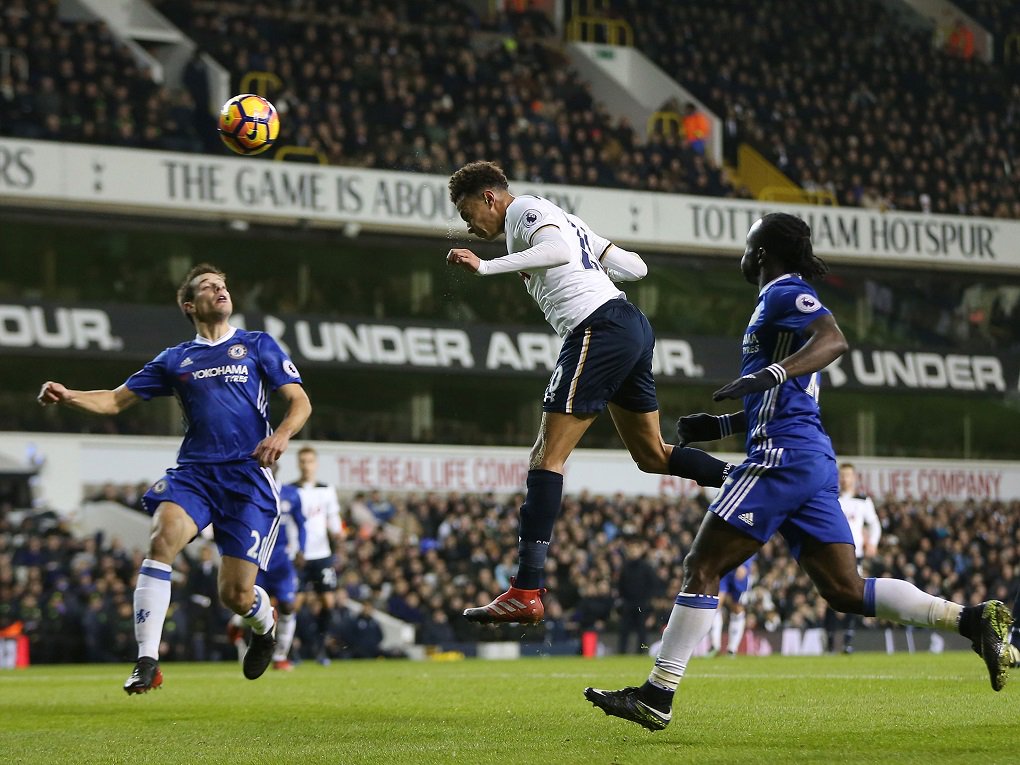 O Chelsea perdeu para o Tottenham por 2 a 0 e viu chegar ao fim sua sequência de 13 vitórias no Campeonato Inglês, nesta quarta-feira; o jovem Dele Alli foi autor dos dois gols do time da casa; mesmo com a derrota, o Chelsea segue tranquilo na liderança, com 49 pontos; a equipe londrina tem cinco de vantagem para o Liverpool, segundo colocado (Foto: José Barbacena) O Chelsea perdeu para o Tottenham por 2 a 0 e viu chegar ao fim sua sequência de 13 vitórias no Campeonato Inglês, nesta quarta-feira; o jovem Dele Alli foi autor dos dois gols do time da casa; mesmo com a derrota, o Chelsea segue tranquilo na liderança, com 49 pontos; a equipe londrina tem cinco de vantagem para o Liverpool, segundo colocado