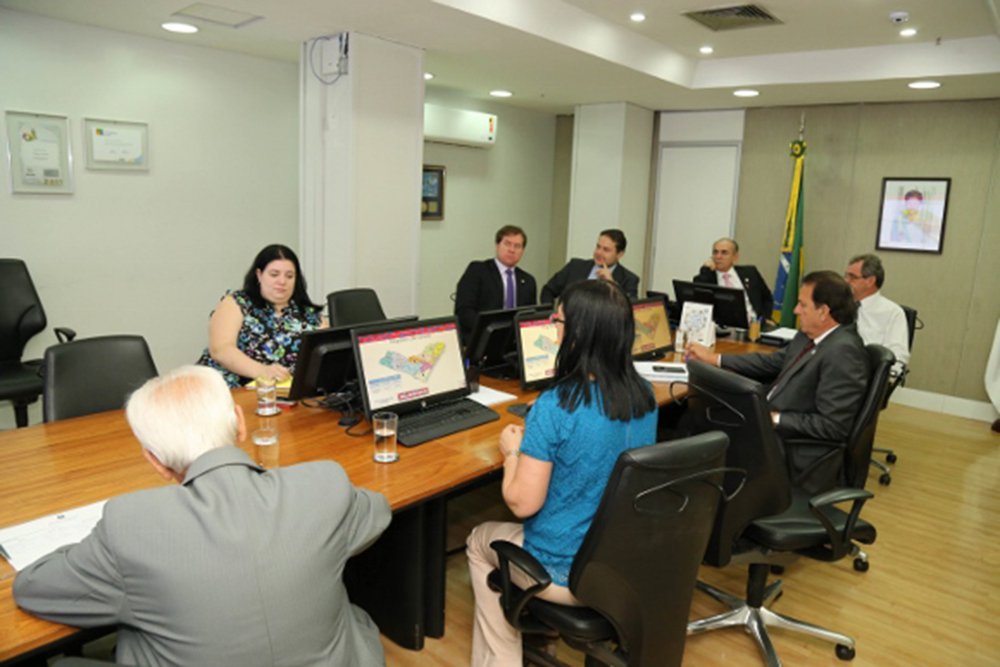 O governador Renan Filho (PMDB) apresentou ao ministro da Saúde, Marcelo Castro, a situação da saúde em Alagoas, as dificuldades enfrentadas pelos municípios e um plano de investimento para o setor no estado; o plano prevê a ampliação de hospitais de pequeno porte, a implantação de cinco centros de referência de especialidades e de diagnóstico, e a construção de três unidades hospitalares de grande porte; "O Brasil tem uma dívida histórica com os estados nordestinos. Esse programa consistente de execução de Alagoas será solucionado em conjunto com o Ministério da Saúde", afirmou o ministro (Foto: Voney Malta) O governador Renan Filho (PMDB) apresentou ao ministro da Saúde, Marcelo Castro, a situação da saúde em Alagoas, as dificuldades enfrentadas pelos municípios e um plano de investimento para o setor no estado; o plano prevê a ampliação de hospitais de pequeno porte, a implantação de cinco centros de referência de especialidades e de diagnóstico, e a construção de três unidades hospitalares de grande porte; "O Brasil tem uma dívida histórica com os estados nordestinos. Esse programa consistente de execução de Alagoas será solucionado em conjunto com o Ministério da Saúde", afirmou o ministro
