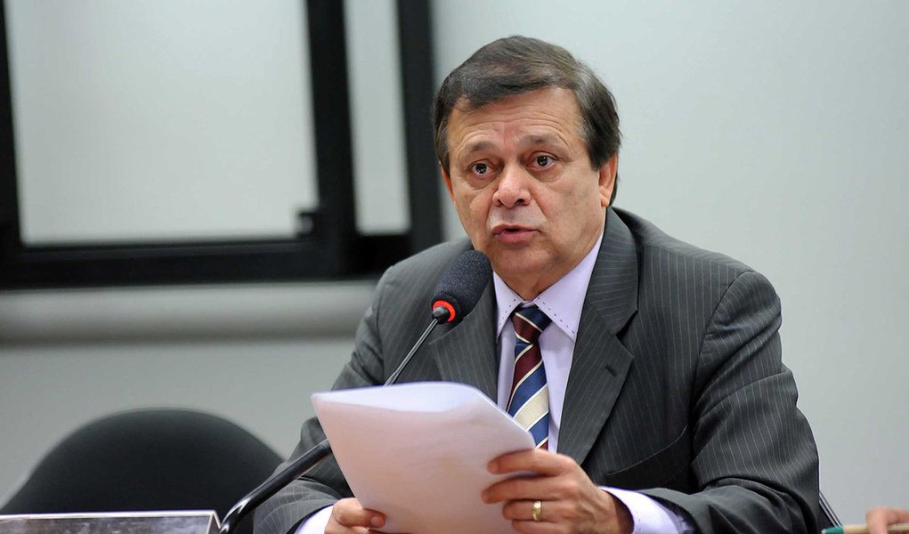 Relator da comissão do impeachment, o deputado Jovair Arantes (PTB-GO) disse que estuda a possibilidade de anexar ao pedido de afastamento da presidente Dilma Rousseff as acusações feitas na delação do senador Delcídio do Amaral (MS); o presidente da comissão, Rogério Rosso (PSD-DF), disse que a decisão é de Jovair: "A consideração ou não dos documentos anexados será objeto de decisão do relator quando da elaboração do seu parecer que será submetido ao juízo desse colegiado" (Foto: Roberta Namour) Relator da comissão do impeachment, o deputado Jovair Arantes (PTB-GO) disse que estuda a possibilidade de anexar ao pedido de afastamento da presidente Dilma Rousseff as acusações feitas na delação do senador Delcídio do Amaral (MS); o presidente da comissão, Rogério Rosso (PSD-DF), disse que a decisão é de Jovair: "A consideração ou não dos documentos anexados será objeto de decisão do relator quando da elaboração do seu parecer que será submetido ao juízo desse colegiado"