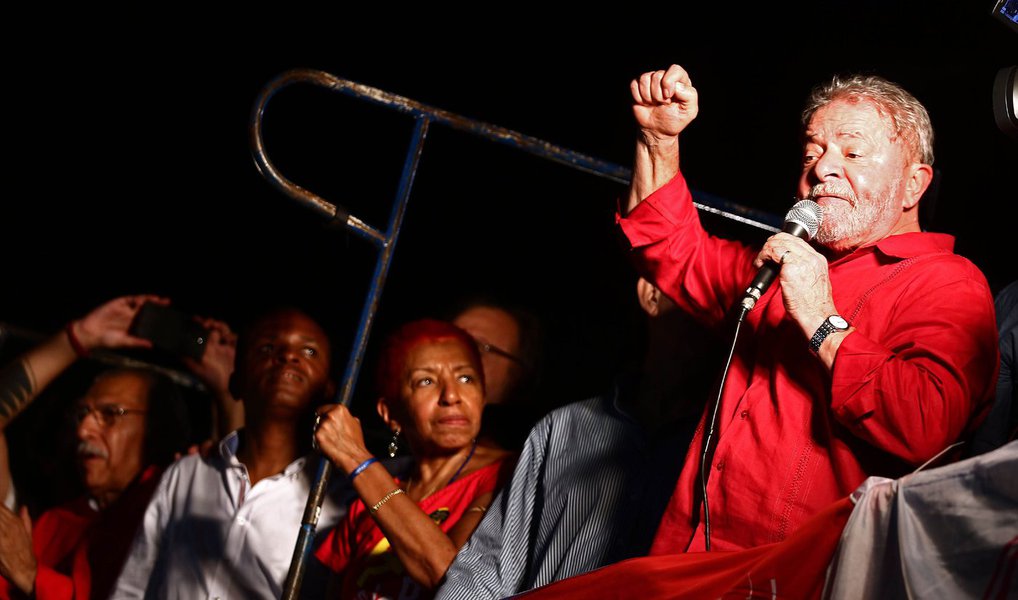 O ex-presidente deverá, inclusive, discursar no ato em defesa da democracia; organizadores como o MST e a CUT organizam a chegada de ônibus à capital federal e falam em reunir até 100 mil manifestantes (Foto: Valter Lima) O ex-presidente deverá, inclusive, discursar no ato em defesa da democracia; organizadores como o MST e a CUT organizam a chegada de ônibus à capital federal e falam em reunir até 100 mil manifestantes
