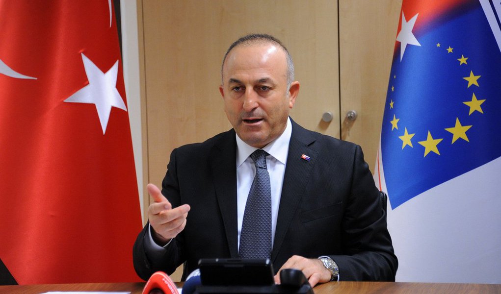 Ministro das Relações Exteriores turco, Mevlut Cavusoglu, disse que a paciência da Turquia com a Rússia "tem um limite" e considerou "exagerada" a reação de Moscou a um incidente naval no fim de semana; destróier russo disparou tiros de advertência contra um navio turco no Mar Egeu para evitar uma colisão; Rússia também convocou o adido militar turco para tratar do incidente; "A Rússia e a Turquia certamente devem restabelecer as relações de confiança que sempre tiveram, mas nossa paciência tem um limite", disse Cavusoglu (Foto: Paulo Emílio) Ministro das Relações Exteriores turco, Mevlut Cavusoglu, disse que a paciência da Turquia com a Rússia "tem um limite" e considerou "exagerada" a reação de Moscou a um incidente naval no fim de semana; destróier russo disparou tiros de advertência contra um navio turco no Mar Egeu para evitar uma colisão; Rússia também convocou o adido militar turco para tratar do incidente; "A Rússia e a Turquia certamente devem restabelecer as relações de confiança que sempre tiveram, mas nossa paciência tem um limite", disse Cavusoglu