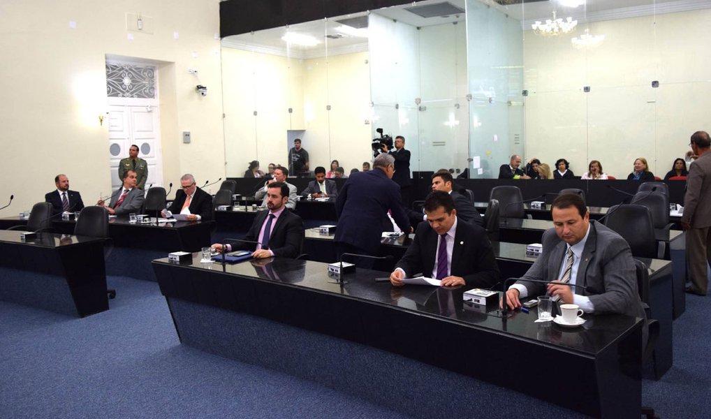 O Orçamento de 2016 finalmente foi aprovado na Assembleia Legislativa com reajuste linear de 4% para os poderes Judiciário e Legislativo; proposta inicial do governo era de um aumento de 3,4%, mas houve um acordo após com os presidentes das Casas; o valor total do Orçamento é de mais de R$ 8 bilhões (Foto: Voney Malta) O Orçamento de 2016 finalmente foi aprovado na Assembleia Legislativa com reajuste linear de 4% para os poderes Judiciário e Legislativo; proposta inicial do governo era de um aumento de 3,4%, mas houve um acordo após com os presidentes das Casas; o valor total do Orçamento é de mais de R$ 8 bilhões