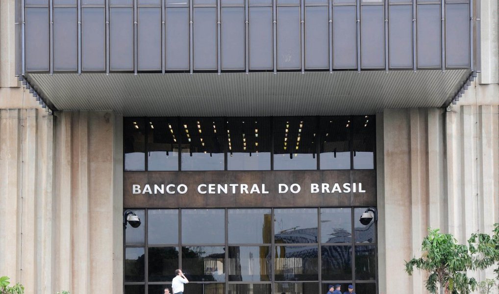 Pela segunda vez seguida, o Banco Central não mexeu nos juros básicos da economia; por unanimidade, o Comitê de Política Monetária (Copom) manteve nesta quarta (21) a taxa Selic em 14,25% ao ano; os juros básicos estão neste nível desde o fim de julho; atualmente, a Selic retorna ao nível de outubro de 2006, quando também estava em 14,25% ao ano; a taxa é o principal instrumento do BC para manter sob controle a inflação oficial (Foto: Valter Lima) Pela segunda vez seguida, o Banco Central não mexeu nos juros básicos da economia; por unanimidade, o Comitê de Política Monetária (Copom) manteve nesta quarta (21) a taxa Selic em 14,25% ao ano; os juros básicos estão neste nível desde o fim de julho; atualmente, a Selic retorna ao nível de outubro de 2006, quando também estava em 14,25% ao ano; a taxa é o principal instrumento do BC para manter sob controle a inflação oficial