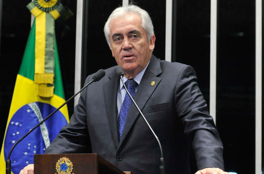 Senador Otto Alencar (PSD) também votou a favor da manutenção da ordem de prisão expedida pelo STF contra o líder do governo no Senado, Delcídio Amaral (PT), acusado de atrapalhar as investigações da Operação Lava Jato; para o baiano, o episódio agrava a crise política pela qual passa o Brasil; "Já existia uma crise política grande e agora se ampliou e ficou mais aguda. O que vai acontecer é imprevisível. O Palácio do Planalto deve estar tenso com o que vai acontecer depois dessa prisão, até porque, o próprio partido do senador o abandonou e não prestou nenhuma solidariedade" (Foto: Romulo Faro) Senador Otto Alencar (PSD) também votou a favor da manutenção da ordem de prisão expedida pelo STF contra o líder do governo no Senado, Delcídio Amaral (PT), acusado de atrapalhar as investigações da Operação Lava Jato; para o baiano, o episódio agrava a crise política pela qual passa o Brasil; "Já existia uma crise política grande e agora se ampliou e ficou mais aguda. O que vai acontecer é imprevisível. O Palácio do Planalto deve estar tenso com o que vai acontecer depois dessa prisão, até porque, o próprio partido do senador o abandonou e não prestou nenhuma solidariedade"