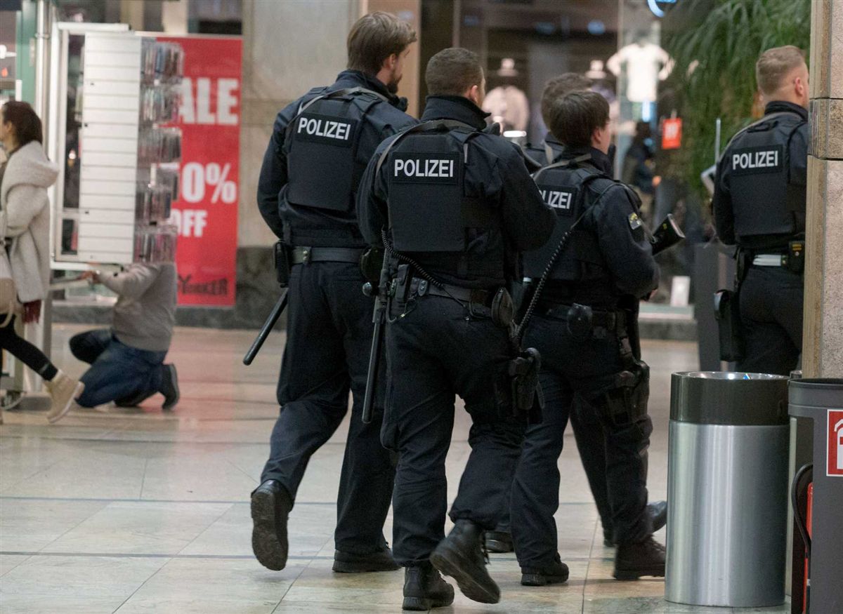 Mais de 1.100 policiais alemães realizaram buscas em 54 casas, empresas e mesquitas em Frankfurt e outras cidades no Estado de Hesse nesta quarta-feira, 1º, e prenderam um tunisiano suspeito de planejar um ataque, disseram autoridades alemães; tunisiano de 36 anos é suspeito de recrutar para o Estado Islâmico na Alemanha desde agosto de 2015 e criar uma rede de apoiadores com objetivo de realizar um ataque terrorista na Alemanha, disse o procurador-geral de Frankfurt em comunicado (Foto: Aquiles Lins) Mais de 1.100 policiais alemães realizaram buscas em 54 casas, empresas e mesquitas em Frankfurt e outras cidades no Estado de Hesse nesta quarta-feira, 1º, e prenderam um tunisiano suspeito de planejar um ataque, disseram autoridades alemães; tunisiano de 36 anos é suspeito de recrutar para o Estado Islâmico na Alemanha desde agosto de 2015 e criar uma rede de apoiadores com objetivo de realizar um ataque terrorista na Alemanha, disse o procurador-geral de Frankfurt em comunicado
