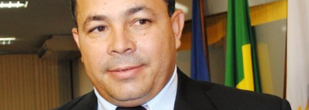 O vereador José do Lago Folha Filho, que presidia o PTN Regional, e estava filiado ao partido há nove anos, deixou a legenda após a Direção Nacional entregar o comando da sigla no Estado ao deputado federal Carlos Gaguim; Filho terá como destino o PSD, o PSL ou o PRP; “Peguei o partido pequeno e deixei grande. Eu nunca tinha visto na política tocantinense tantas forças políticas interessadas num partido político, como vi agora no PTN”, avaliou Filho (Foto: Leonardo Lucena) O vereador José do Lago Folha Filho, que presidia o PTN Regional, e estava filiado ao partido há nove anos, deixou a legenda após a Direção Nacional entregar o comando da sigla no Estado ao deputado federal Carlos Gaguim; Filho terá como destino o PSD, o PSL ou o PRP; “Peguei o partido pequeno e deixei grande. Eu nunca tinha visto na política tocantinense tantas forças políticas interessadas num partido político, como vi agora no PTN”, avaliou Filho