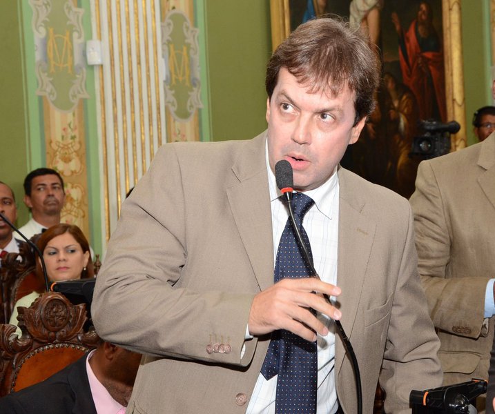 Vereador José Trindade diz há irregularidades na cobrança da Taxa de Lixo aos grandes geradores de Salvador; "Na ânsia arrecadatória, o prefeito está cobrando duas vezes pelo mesmo serviço. Essa taxa acresce cerca de 25% no valor cobrado do IPTU. Só que os empresários, a exemplo daqueles que atuam na região da Avenida Tancredo Neves, estão se sentido extorquidos e afirmam, com razão, que não pagarão duas vezes pela mesmo serviço, o que está provocando uma redução na arrecadação do imposto", diz Trindade (Foto: Romulo Faro) Vereador José Trindade diz há irregularidades na cobrança da Taxa de Lixo aos grandes geradores de Salvador; "Na ânsia arrecadatória, o prefeito está cobrando duas vezes pelo mesmo serviço. Essa taxa acresce cerca de 25% no valor cobrado do IPTU. Só que os empresários, a exemplo daqueles que atuam na região da Avenida Tancredo Neves, estão se sentido extorquidos e afirmam, com razão, que não pagarão duas vezes pela mesmo serviço, o que está provocando uma redução na arrecadação do imposto", diz Trindade