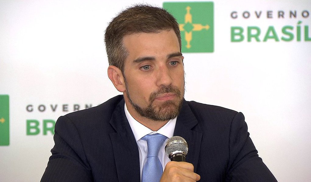 Novo secretário de Saúde do Distrito Federal, Humberto Fonseca disse que está preparando um plano emergencial para solucionar alguns problemas da rede pública, como falta de medicamentos, de material hospitalar, necessidade de reabertura de leitos de UTI e melhorias nos serviços de radioterapia e hemodiálise; o titular da pasta espera conseguir valores extras por meio de emendas parlamentares; atualmente, pasta tem uma dívida de R$ 460 milhões com fornecedores; o gestor é o terceiro no cargo desde o início da gestão Rodrigo Rollemberg (Foto: Leonardo Lucena) Novo secretário de Saúde do Distrito Federal, Humberto Fonseca disse que está preparando um plano emergencial para solucionar alguns problemas da rede pública, como falta de medicamentos, de material hospitalar, necessidade de reabertura de leitos de UTI e melhorias nos serviços de radioterapia e hemodiálise; o titular da pasta espera conseguir valores extras por meio de emendas parlamentares; atualmente, pasta tem uma dívida de R$ 460 milhões com fornecedores; o gestor é o terceiro no cargo desde o início da gestão Rodrigo Rollemberg