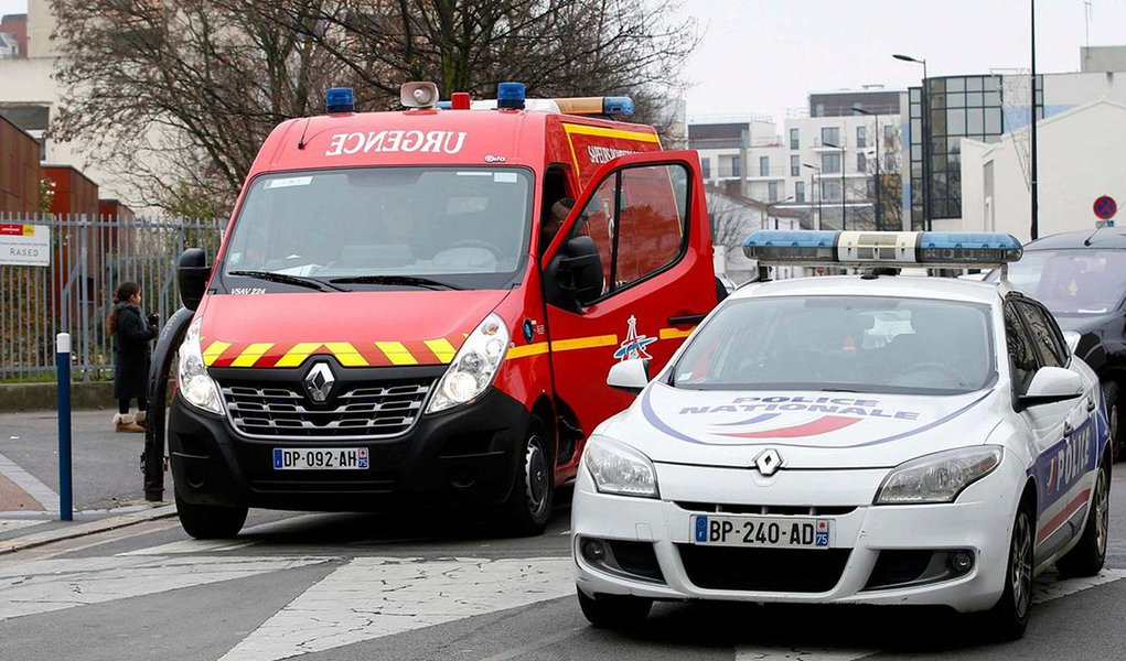 Homem encapuzado alegando estar agindo em nome do Estado Islâmico atacou um professor de jardim de infância com uma faca enquanto ele se preparava para as aulas em uma escola no norte de Paris; agressor fugiu logo após o ataque; autoridades antiterrorismo estão investigando o caso; aulas na escola foram canceladas (Foto: Paulo Emílio) Homem encapuzado alegando estar agindo em nome do Estado Islâmico atacou um professor de jardim de infância com uma faca enquanto ele se preparava para as aulas em uma escola no norte de Paris; agressor fugiu logo após o ataque; autoridades antiterrorismo estão investigando o caso; aulas na escola foram canceladas