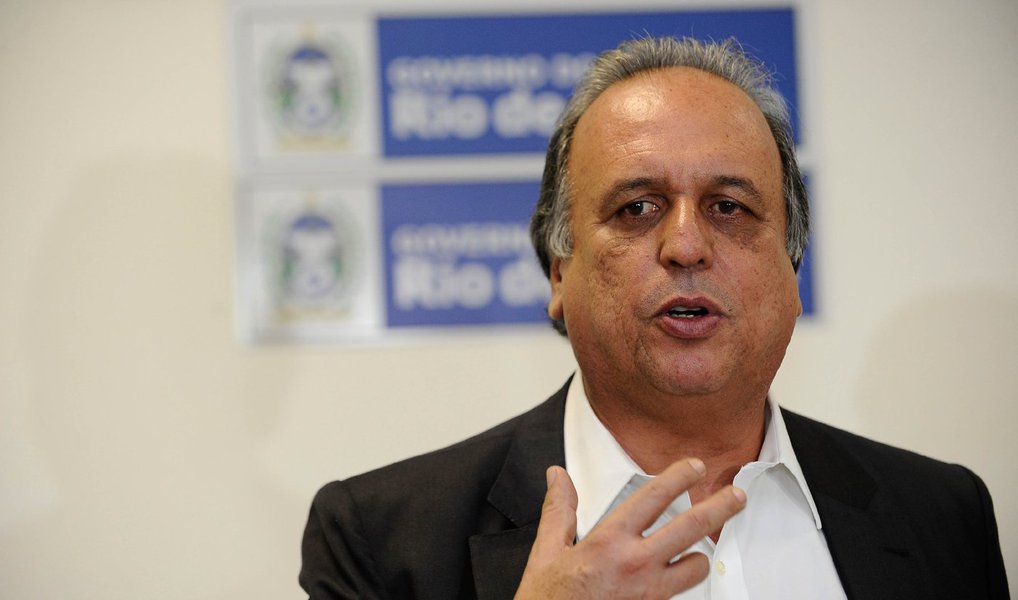 O governador licenciado do Rio de Janeiro, Luiz Fernando Pezão, continuará internado no Hospital Pró-Cardíaco, em Botafogo, na zona sul da cidade; a previsão era que Pezão tivesse alta na manhã desta terça-feira (2), mas o médico que trata do governador, o oncologista Daniel Tabak, disse que ele ainda precisará ficar no hospital para um monitoramento pós-quimioterapia; o governador foi diagnosticado com linfoma não Hodgkin em tecido ósseo, um tipo raro e agressivo de câncer (Foto: Leonardo Lucena) O governador licenciado do Rio de Janeiro, Luiz Fernando Pezão, continuará internado no Hospital Pró-Cardíaco, em Botafogo, na zona sul da cidade; a previsão era que Pezão tivesse alta na manhã desta terça-feira (2), mas o médico que trata do governador, o oncologista Daniel Tabak, disse que ele ainda precisará ficar no hospital para um monitoramento pós-quimioterapia; o governador foi diagnosticado com linfoma não Hodgkin em tecido ósseo, um tipo raro e agressivo de câncer