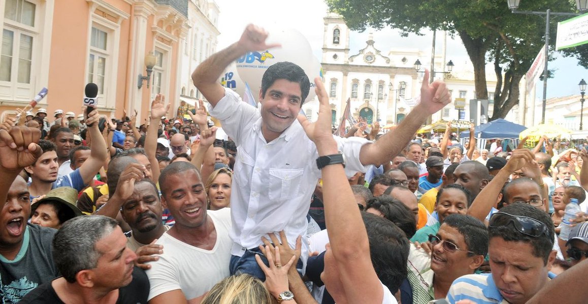 Sondagem feita pelo instituto Paraná Pesquisas revela que o prefeito de Salvador, ACM Neto (DEM), seria reeleito com 62,1% dos votos do soteropolitano, se ase eleições fossem hoje; os números se referem à modalidade espontânea (quando o entrevistador fornece os nomes dos possíveis candidatos), e neste cenário o segundo colocado é a senadora Lídice da Mata, do PSB, com 6,7%; na modalidade espontânea, ACM também está na frente na preferência do eleitorado, com 30,4% das intenções de voto (Foto: Romulo Faro) Sondagem feita pelo instituto Paraná Pesquisas revela que o prefeito de Salvador, ACM Neto (DEM), seria reeleito com 62,1% dos votos do soteropolitano, se ase eleições fossem hoje; os números se referem à modalidade espontânea (quando o entrevistador fornece os nomes dos possíveis candidatos), e neste cenário o segundo colocado é a senadora Lídice da Mata, do PSB, com 6,7%; na modalidade espontânea, ACM também está na frente na preferência do eleitorado, com 30,4% das intenções de voto