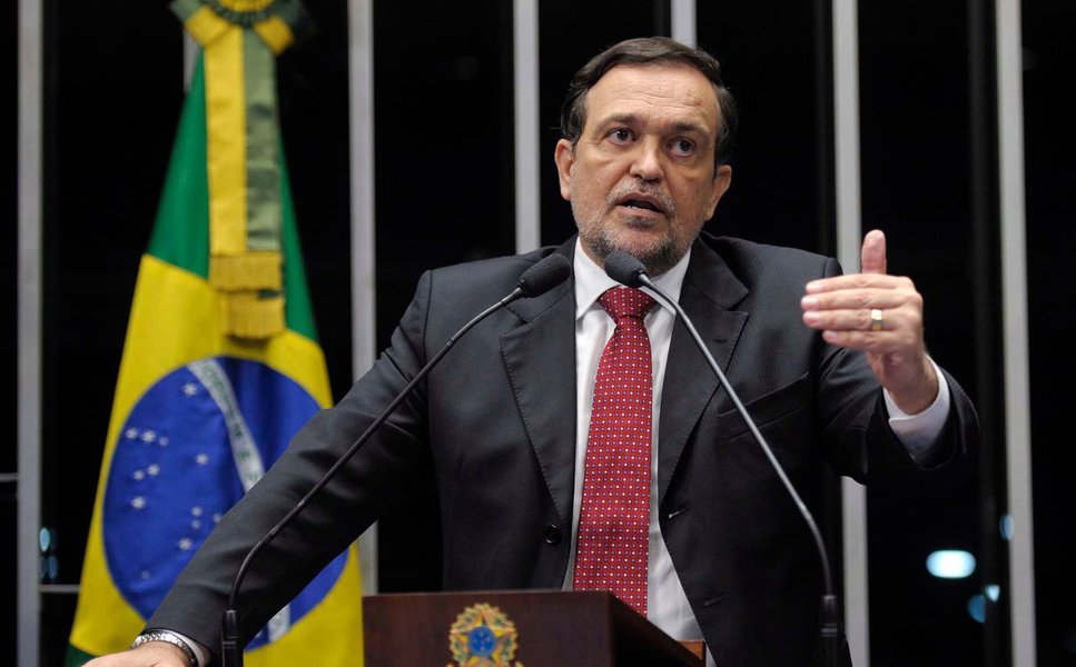 A desfiliação do senador Walter Pinheiro mexeu com o cenário político baiano, e além das apostas sobre seu novo partido, os bastidores estão movimentados também com informação de que ele pode ser candidato a prefeito de Salvador neste ano; daria-lhe legenda, segundo o jornal Tribuna da Bahia, o PSD, partido que integra a base do governador Rui Costa na Assembleia Legislativa; Pinheiro, contudo ainda não disse qual será sua nova legenda (Foto: Romulo Faro) A desfiliação do senador Walter Pinheiro mexeu com o cenário político baiano, e além das apostas sobre seu novo partido, os bastidores estão movimentados também com informação de que ele pode ser candidato a prefeito de Salvador neste ano; daria-lhe legenda, segundo o jornal Tribuna da Bahia, o PSD, partido que integra a base do governador Rui Costa na Assembleia Legislativa; Pinheiro, contudo ainda não disse qual será sua nova legenda