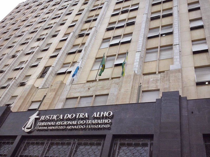 Uma nova operação fiscal de combate ao trabalho escravo urbano e tráfico internacional de pessoas foi deflagrada pelo Ministério do Trabalho e Previdência Social; a ação será comandada por quatro equipes de auditores-fiscais do trabalho que serão acompanhados da PF, Procon, DPU (Defensoria Pública da União) como parte da nona fase da Operação Yulin; a operação recebeu este nome em deferência ao hábito dos chineses de utilizar carne de cães na culinária, pois na China há um polêmico festival em que mais de 10 mil cachorros são mortos para virar comida, em praça pública e por ter sido constatado o uso de carne irregular em um estabelecimento em Belford Roxo, na primeira fase de auditoria (Foto: Leonardo Lucena) Uma nova operação fiscal de combate ao trabalho escravo urbano e tráfico internacional de pessoas foi deflagrada pelo Ministério do Trabalho e Previdência Social; a ação será comandada por quatro equipes de auditores-fiscais do trabalho que serão acompanhados da PF, Procon, DPU (Defensoria Pública da União) como parte da nona fase da Operação Yulin; a operação recebeu este nome em deferência ao hábito dos chineses de utilizar carne de cães na culinária, pois na China há um polêmico festival em que mais de 10 mil cachorros são mortos para virar comida, em praça pública e por ter sido constatado o uso de carne irregular em um estabelecimento em Belford Roxo, na primeira fase de auditoria