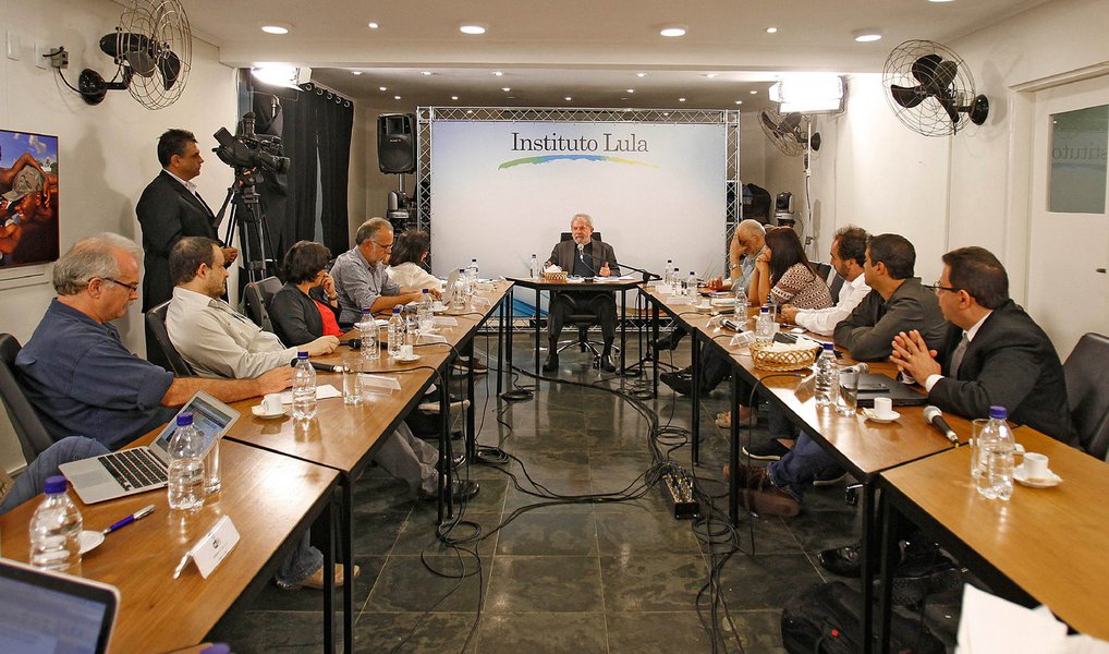 Lula não tem medo das investigações. Está confiante, aliás, em que o PT e ele mesmo estão longe de estar “acabados”, como pregam alguns (Foto: Eduardo Guimarães) Lula não tem medo das investigações. Está confiante, aliás, em que o PT e ele mesmo estão longe de estar “acabados”, como pregam alguns