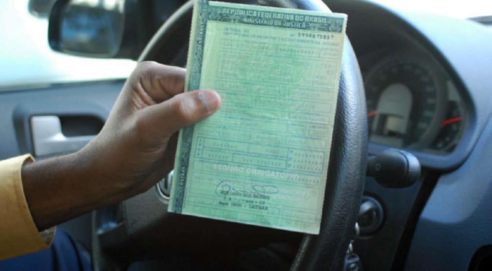Estado tem uma frota com 780 mil carros e, desse total, 490 mil estão regulares com emplacamento e licenciamento em dia, vistoriados e a maioria com boas condições mecânicas; isso quer dizer que 290 mil veículos trafegam clandestinamente e estão irregulares; por outro lado, os condutores dos veículos irregulares desafiam a fiscalização; Departamento Estadual de Trânsito (Detran) determinou a apreensão dos carros irregulares e promete apertar o cerco com mais barreiras policiais e blitze neste fim de ano (Foto: José Barbacena) Estado tem uma frota com 780 mil carros e, desse total, 490 mil estão regulares com emplacamento e licenciamento em dia, vistoriados e a maioria com boas condições mecânicas; isso quer dizer que 290 mil veículos trafegam clandestinamente e estão irregulares; por outro lado, os condutores dos veículos irregulares desafiam a fiscalização; Departamento Estadual de Trânsito (Detran) determinou a apreensão dos carros irregulares e promete apertar o cerco com mais barreiras policiais e blitze neste fim de ano