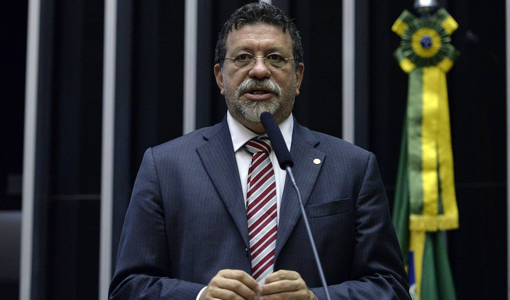 Em seu perfil no Twitter, o líder do PT na Câmara dos Deputados, Afonso Florence (BA), rebateu nesta quarta-feira o "chororô" da oposição no Congresso, que não se conforma com a decisão da presidente Dilma Rousseff de nomear o ex-presidente Lula para o Ministério da Casa Civil, cujo anúncio oficial foi feito há pouco pela chefe da nação; "Se quiser nomear ministro, que ganhe as eleições', disse Florence (Foto: Romulo Faro) Em seu perfil no Twitter, o líder do PT na Câmara dos Deputados, Afonso Florence (BA), rebateu nesta quarta-feira o "chororô" da oposição no Congresso, que não se conforma com a decisão da presidente Dilma Rousseff de nomear o ex-presidente Lula para o Ministério da Casa Civil, cujo anúncio oficial foi feito há pouco pela chefe da nação; "Se quiser nomear ministro, que ganhe as eleições', disse Florence