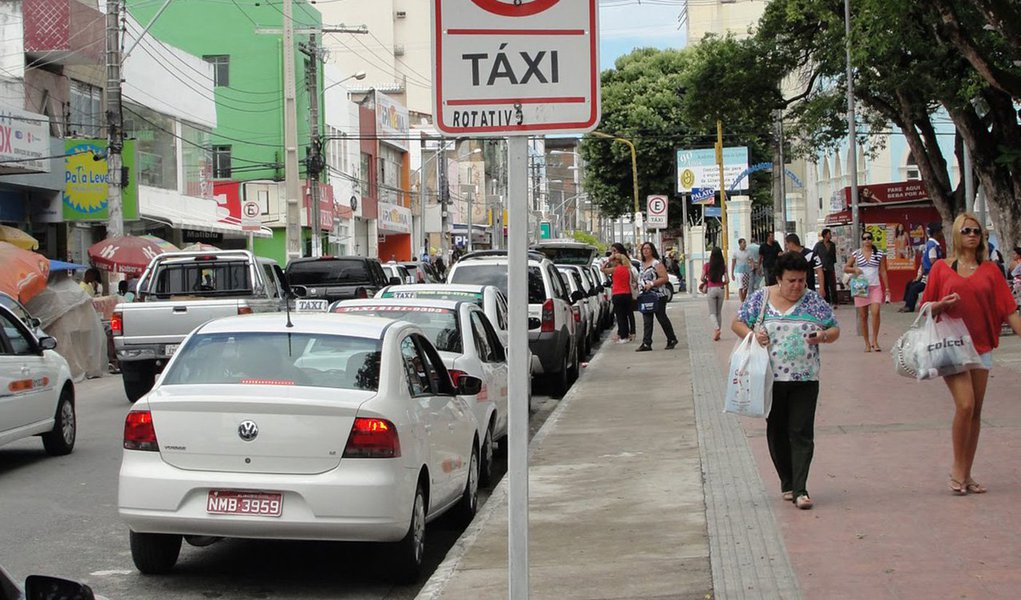 Todos os anos no mês de dezembro, os taxistas de Maceió circulam com bandeira 2, ou seja, o valor cobrado pelo quilômetro rodado fica 20% mais caro, passando de de R$ 2,38 para R$ 2,85 durante o período; medida é válida até 6 de janeiro e é uma forma de garantir o 13º salário da categoria (Foto: Voney Malta) Todos os anos no mês de dezembro, os taxistas de Maceió circulam com bandeira 2, ou seja, o valor cobrado pelo quilômetro rodado fica 20% mais caro, passando de de R$ 2,38 para R$ 2,85 durante o período; medida é válida até 6 de janeiro e é uma forma de garantir o 13º salário da categoria