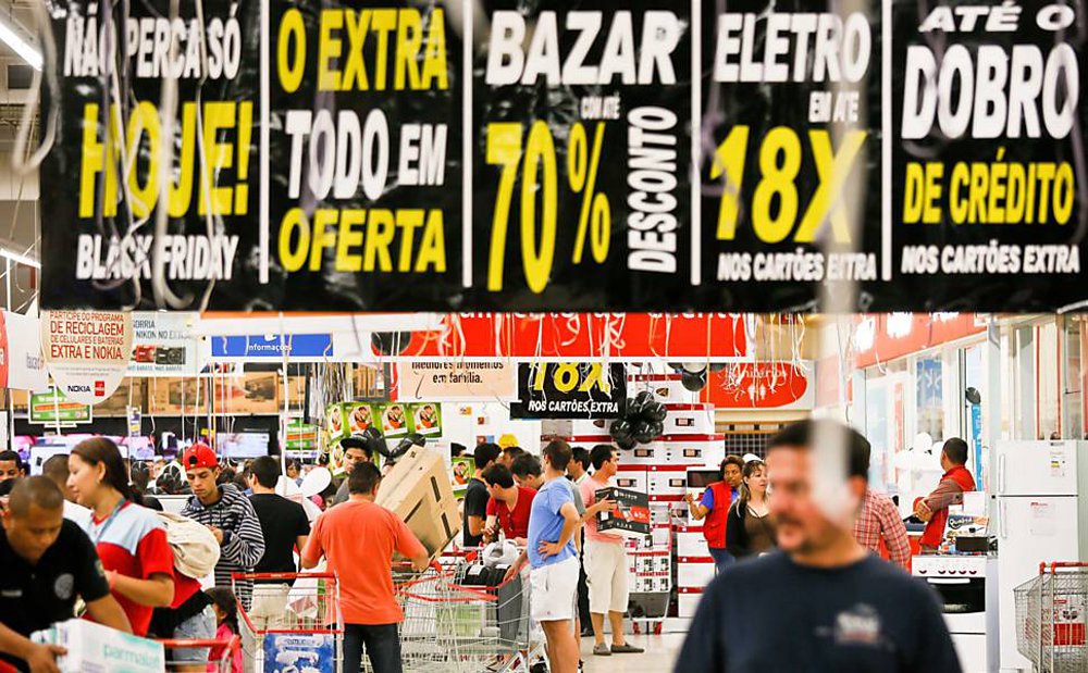As vendas online da Black Friday somaram R$ 1,53 bilhão, salto de 76% sobre 2014, quando as liquidações da última sexta-feira de novembro (27) atingiram em R$ 872 milhões, informou a ClearSale, em parceria com o BuscaDescontos, organizador da BlackFriday.com.br; foram feitos 3,122 milhões de pedidos ao preço médio de R$ 492, enquanto no ano anterior foram 2,092 milhões de encomendas, a um valor médio de R$ 416 (Foto: Romulo Faro) As vendas online da Black Friday somaram R$ 1,53 bilhão, salto de 76% sobre 2014, quando as liquidações da última sexta-feira de novembro (27) atingiram em R$ 872 milhões, informou a ClearSale, em parceria com o BuscaDescontos, organizador da BlackFriday.com.br; foram feitos 3,122 milhões de pedidos ao preço médio de R$ 492, enquanto no ano anterior foram 2,092 milhões de encomendas, a um valor médio de R$ 416