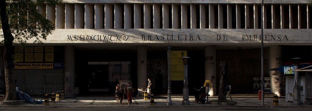 A Associação Brasileira de Imprensa (ABI) entrou uma ação no STF para questionar a constitucionalidade da lei que regulamentou o direito de resposta nos meios de comunicação; a entidade entende que a lei ofende a liberdade de imprensa; "Chama a atenção o atropelo da lei ora impugnada em estabelecer prazos críticos, exíguos e irracionais copiados de uma lei retrógrada e que, em boa hora, não foi recepcionada pelo STF", argumenta a ABI na ação; a lei prevê que uma pessoa que se considerar ofendida pode pedir direito de resposta, que deverá ser divulgada com o mesmo destaques da publicação original (Foto: Leonardo Lucena) A Associação Brasileira de Imprensa (ABI) entrou uma ação no STF para questionar a constitucionalidade da lei que regulamentou o direito de resposta nos meios de comunicação; a entidade entende que a lei ofende a liberdade de imprensa; "Chama a atenção o atropelo da lei ora impugnada em estabelecer prazos críticos, exíguos e irracionais copiados de uma lei retrógrada e que, em boa hora, não foi recepcionada pelo STF", argumenta a ABI na ação; a lei prevê que uma pessoa que se considerar ofendida pode pedir direito de resposta, que deverá ser divulgada com o mesmo destaques da publicação original