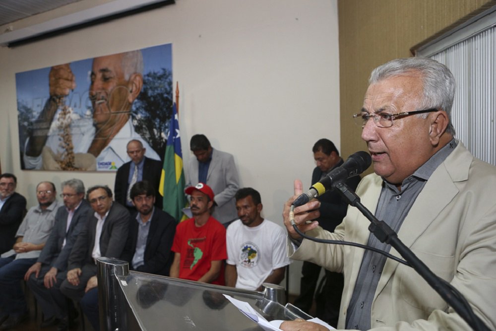 O governador Jackson Barreto (PMDB) disse ao 247 que o servidor público pode ficar “tranquilo” e contrair o empréstimo junto ao Banco do Estado de Sergipe (Banese) ou ao Banco do Brasil para garantir a última parcela do 13º salário; “O servidor não terá nenhum prejuízo. O governo se responsabiliza por qualquer taxa ou juros”, disse; como forma de garantir que o servidor não tenha que pagar pelos encargos decorrentes do pedido de empréstimo, o governo enviou à Assembleia Legislativa um projeto de lei que cria um abono de 12,42% sobre o valor da gratificação natalina de caráter indenizatório; o projeto, explica nota enviada pela Secretaria da Comunicação Social, “possibilita que bancos parceiros antecipem a segunda parcela do 13° para os servidores, cujos encargos serão cobertos pelo abono” (Foto: Valter Lima) O governador Jackson Barreto (PMDB) disse ao 247 que o servidor público pode ficar “tranquilo” e contrair o empréstimo junto ao Banco do Estado de Sergipe (Banese) ou ao Banco do Brasil para garantir a última parcela do 13º salário; “O servidor não terá nenhum prejuízo. O governo se responsabiliza por qualquer taxa ou juros”, disse; como forma de garantir que o servidor não tenha que pagar pelos encargos decorrentes do pedido de empréstimo, o governo enviou à Assembleia Legislativa um projeto de lei que cria um abono de 12,42% sobre o valor da gratificação natalina de caráter indenizatório; o projeto, explica nota enviada pela Secretaria da Comunicação Social, “possibilita que bancos parceiros antecipem a segunda parcela do 13° para os servidores, cujos encargos serão cobertos pelo abono”