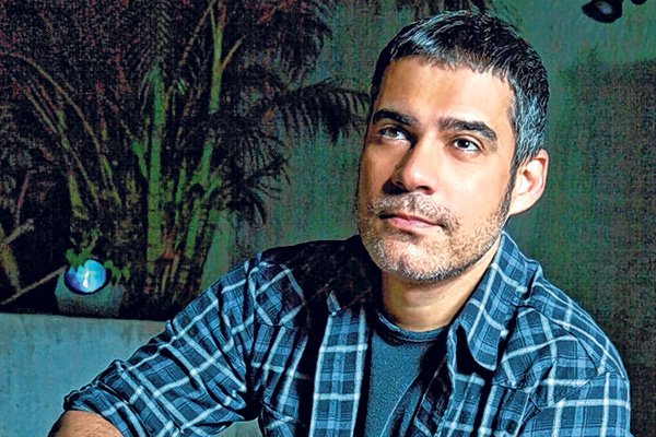 A manifestação odiosamente racista de Claudio Botelho, reflete o que está contido na alma podre de outros tantos, tão racistas e preconceituosos quanto ele, mas que por serem covardes e hipócritas, não têm coragem de apresentar no palco os seus conceitos fascistas e ordinários (Foto: Nêggo Tom) A manifestação odiosamente racista de Claudio Botelho, reflete o que está contido na alma podre de outros tantos, tão racistas e preconceituosos quanto ele, mas que por serem covardes e hipócritas, não têm coragem de apresentar no palco os seus conceitos fascistas e ordinários