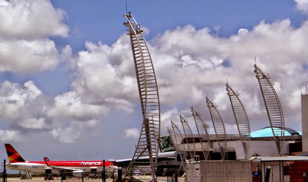 Um voo da empresa Avianca, que seguia de Maceió para São Paulo, precisou ser cancelado na manhã desta terça-feira (26), no Aeroporto Zumbi dos Palmares; durante a decolagem uma ave atingiu uma das turbinas (Foto: Voney Malta) Um voo da empresa Avianca, que seguia de Maceió para São Paulo, precisou ser cancelado na manhã desta terça-feira (26), no Aeroporto Zumbi dos Palmares; durante a decolagem uma ave atingiu uma das turbinas