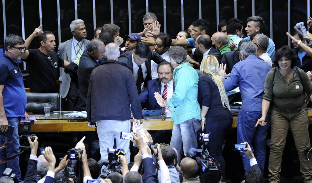 Todos os manifestantes que invadiram na tarde desta quarta (16) o Plenário da Câmara dos Deputados já deixaram o local; com isso, a sessão foi retomada pelo presidente da Câmara, Rodrigo Maia (DEM-RJ); antes, Maia determinou ao Departamento de Polícia Legislativa que prendesse todos os manifestantes que invadiram o plenário da Câmara; eles foram levados pelas polícias Federal e Legislativa (Foto: Valter Lima) Todos os manifestantes que invadiram na tarde desta quarta (16) o Plenário da Câmara dos Deputados já deixaram o local; com isso, a sessão foi retomada pelo presidente da Câmara, Rodrigo Maia (DEM-RJ); antes, Maia determinou ao Departamento de Polícia Legislativa que prendesse todos os manifestantes que invadiram o plenário da Câmara; eles foram levados pelas polícias Federal e Legislativa