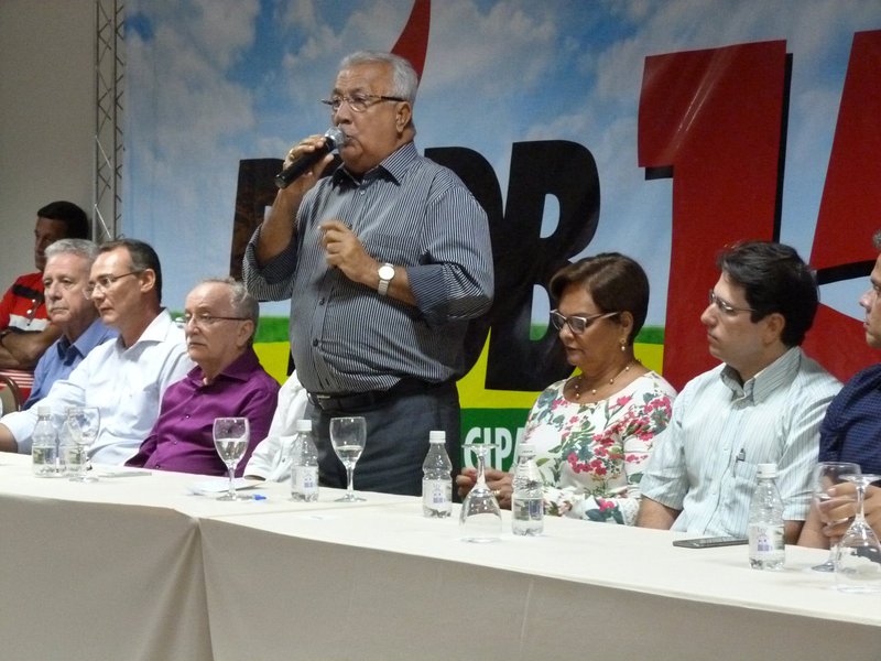 O governador Jackson Barreto afirmou ontem durante a plenária do PMDB, que lançou a pré-candidatura de Zezinho Sobral a prefeito de Aracaju, que não será coordenador da campanha do aliado, embora tenha afirmado que é seu amigo leal e que estará onde ele estiver; “Vou dar a minha contribuição, mas agora tenho a responsabilidade de governar o estado”, disse; Jackson afirmou que Zezinho vem mostrando grande capacidade de mobilização, além de ter sido um grande gestor, e pediu a participação de todos do PMDB no fortalecimento da candidatura do partido (Foto: Valter Lima) O governador Jackson Barreto afirmou ontem durante a plenária do PMDB, que lançou a pré-candidatura de Zezinho Sobral a prefeito de Aracaju, que não será coordenador da campanha do aliado, embora tenha afirmado que é seu amigo leal e que estará onde ele estiver; “Vou dar a minha contribuição, mas agora tenho a responsabilidade de governar o estado”, disse; Jackson afirmou que Zezinho vem mostrando grande capacidade de mobilização, além de ter sido um grande gestor, e pediu a participação de todos do PMDB no fortalecimento da candidatura do partido