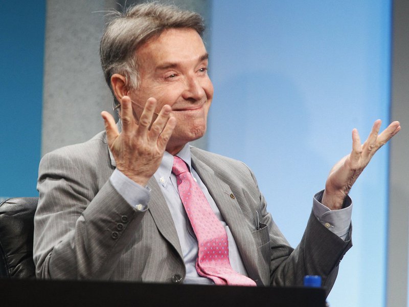 Empresário Eike Batista ainda não foi localizado oficialmente pela Polícia Federal e será considerado foragido caso não entre em contato com as autoridades em "prazo curtíssimo"; de acordo com o delegado da PF Tacio Muzzi, há informações de que Eike, que foi alvo de prisão preventiva em nova fase da operação Lava Jato, teria deixado o país em 24 de janeiro com destino a Nova York, e o ex-bilionário pode inclusive ter utilizado um passaporte alemão para deixar o país; PF pode acionar o alerta vermelho da Interpol para pedir a prisão dele no exterior (Foto: Aquiles Lins) Empresário Eike Batista ainda não foi localizado oficialmente pela Polícia Federal e será considerado foragido caso não entre em contato com as autoridades em "prazo curtíssimo"; de acordo com o delegado da PF Tacio Muzzi, há informações de que Eike, que foi alvo de prisão preventiva em nova fase da operação Lava Jato, teria deixado o país em 24 de janeiro com destino a Nova York, e o ex-bilionário pode inclusive ter utilizado um passaporte alemão para deixar o país; PF pode acionar o alerta vermelho da Interpol para pedir a prisão dele no exterior