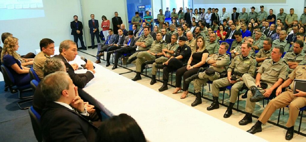 Secretaria de Segurança Pública implementa, a partir de abril, uma série de medidas que visam impactar mais a prevenção e o combate às diversas modalidades de crime no estado de Goiás; integração das forças policiais e a unificação do sistema de informações da Segurança Pública foram duas das estratégias discutidas e apresentadas a todas as Redes e Áreas Integradas de Segurança Pública (Risp e Aisp) em reunião de trabalho, no auditório da Fundação Tiradentes, em Goiânia, aberta pelo vice-governador e secretário de Segurança Pública, José Eliton (Foto: José Barbacena) Secretaria de Segurança Pública implementa, a partir de abril, uma série de medidas que visam impactar mais a prevenção e o combate às diversas modalidades de crime no estado de Goiás; integração das forças policiais e a unificação do sistema de informações da Segurança Pública foram duas das estratégias discutidas e apresentadas a todas as Redes e Áreas Integradas de Segurança Pública (Risp e Aisp) em reunião de trabalho, no auditório da Fundação Tiradentes, em Goiânia, aberta pelo vice-governador e secretário de Segurança Pública, José Eliton