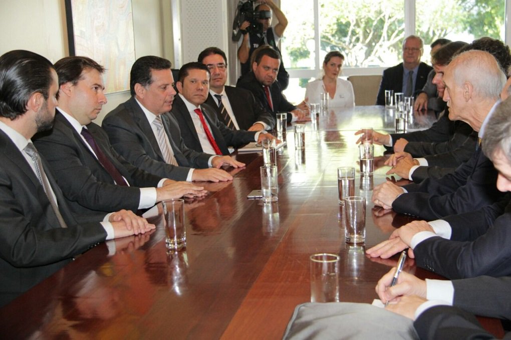 Acompanhado dos deputados federais Alexandre Baldy e Sandes Júnior, do presidente da Adial Brasil, José Alves Filho, e de mais de uma dezena de empresários, o governador Marconi Perillo reuniu-se com o presidente da Câmara dos Deputados, Rodrigo Maia, a quem pediu pressa na tramitação do projeto de lei que convalida os incentivos fiscais concedidos pelos estados; objetivo é dar segurança jurídica a centenas de empresas que investiram no Estado e a outras milhares instaladas em outras regiões do País valendo-se das políticas de incentivos fiscais (Foto: José Barbacena) Acompanhado dos deputados federais Alexandre Baldy e Sandes Júnior, do presidente da Adial Brasil, José Alves Filho, e de mais de uma dezena de empresários, o governador Marconi Perillo reuniu-se com o presidente da Câmara dos Deputados, Rodrigo Maia, a quem pediu pressa na tramitação do projeto de lei que convalida os incentivos fiscais concedidos pelos estados; objetivo é dar segurança jurídica a centenas de empresas que investiram no Estado e a outras milhares instaladas em outras regiões do País valendo-se das políticas de incentivos fiscais