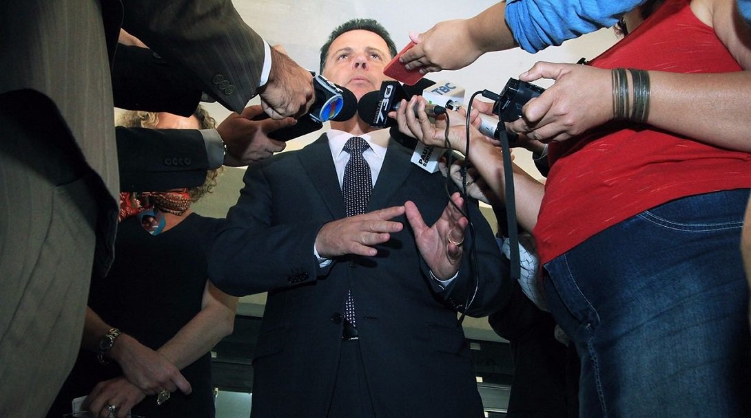Governador Marconi Perillo mais uma vez usou suas redes sociais para comunicar com os goianos e falar das ações do governo estadual na área de segurança pública; "É uma luta difícil combater a criminalidade, mas o governo estadual está empenhando em vencer esta batalha"; "Investimentos, concurso, polícia nas ruas, inteligência e aumento do efetivo. Tudo isso está em andamento. Infelizmente não repomos as vidas ceifadas por criminosos, mas a polícia está prendendo rapidamente os bandidos", escreveu Marconi (Foto: José Barbacena) Governador Marconi Perillo mais uma vez usou suas redes sociais para comunicar com os goianos e falar das ações do governo estadual na área de segurança pública; "É uma luta difícil combater a criminalidade, mas o governo estadual está empenhando em vencer esta batalha"; "Investimentos, concurso, polícia nas ruas, inteligência e aumento do efetivo. Tudo isso está em andamento. Infelizmente não repomos as vidas ceifadas por criminosos, mas a polícia está prendendo rapidamente os bandidos", escreveu Marconi