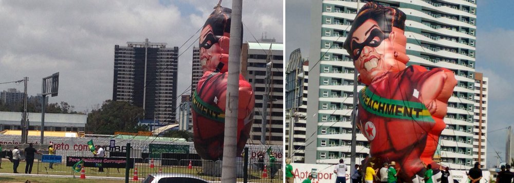 O boneco pedindo o impeachment da presidente Dilma (PT) foi erguido na manhã desta sexta-feira (23), na avenida Washington Soares, ao lado do Centro de Eventos. Os responsáveis pelo protesto também estão realizando adesivaço, panfletagem, e maracaram manifestação para a tarde de hoje. Movimentos de apoio a Dilma estão se dirigindo ao local para realizar ação (Foto: Rodrigo Rocha) O boneco pedindo o impeachment da presidente Dilma (PT) foi erguido na manhã desta sexta-feira (23), na avenida Washington Soares, ao lado do Centro de Eventos. Os responsáveis pelo protesto também estão realizando adesivaço, panfletagem, e maracaram manifestação para a tarde de hoje. Movimentos de apoio a Dilma estão se dirigindo ao local para realizar ação