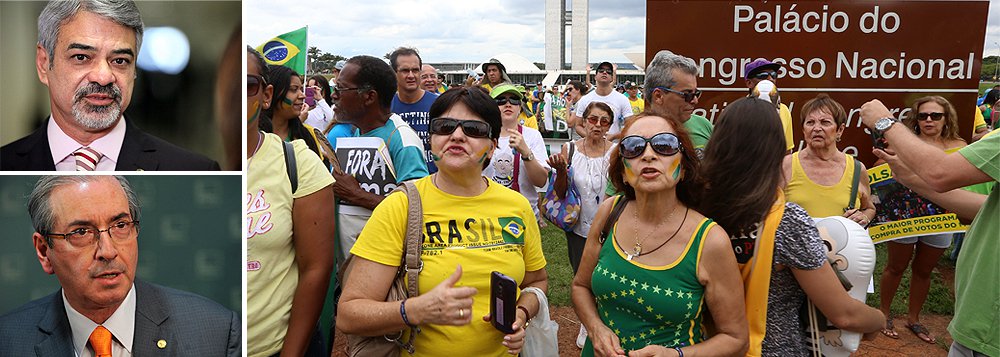 No Twitter, o líder do PT no Senado, Humberto Costa (PE), atribuiu o fracasso das manifestações deste domingo contra o governo às manobras da oposição ao lado de Eduardo Cunha, presidente da Câmara, para dar andamento ao pedido de impeachment de Dilma Rousseff; em São Paulo, o número de manifestantes presentes na Avenida Paulista foi estimado de 40 mil, segundo o Datafolha - adesão é bem abaixo da registrada no protesto ocorrido no dia 15 de março, quando 210 mil pessoas estiveram presentes no local (Foto: Roberta Namour) No Twitter, o líder do PT no Senado, Humberto Costa (PE), atribuiu o fracasso das manifestações deste domingo contra o governo às manobras da oposição ao lado de Eduardo Cunha, presidente da Câmara, para dar andamento ao pedido de impeachment de Dilma Rousseff; em São Paulo, o número de manifestantes presentes na Avenida Paulista foi estimado de 40 mil, segundo o Datafolha - adesão é bem abaixo da registrada no protesto ocorrido no dia 15 de março, quando 210 mil pessoas estiveram presentes no local