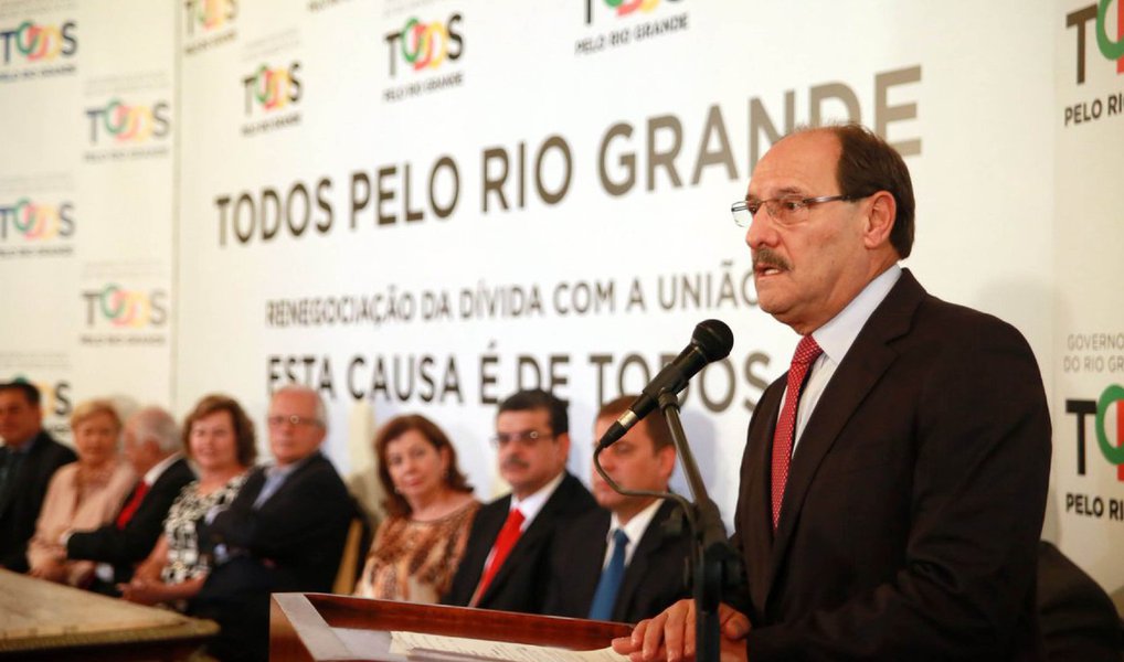 O governador José Ivo Sartori (PMDB) recuou e anunciou que o Estado não irá mais ceder policiais militares para atuar nos Jogos Olímpicos deste ano no Rio de Janeiro; segundo o chefe do executivo gaúcho, a cedência só ocorreria se fossem deslocados policiais militares que exercem funções na área administrativa; “O estudo técnico que me foi apresentado hoje (nesta quinta) mostra que isso não é possível. Não temos como autorizar a retirada de nenhum policial da atividade de rua. Nossa prioridade absoluta é a segurança da população do RS”, afirmou (Foto: Leonardo Lucena) O governador José Ivo Sartori (PMDB) recuou e anunciou que o Estado não irá mais ceder policiais militares para atuar nos Jogos Olímpicos deste ano no Rio de Janeiro; segundo o chefe do executivo gaúcho, a cedência só ocorreria se fossem deslocados policiais militares que exercem funções na área administrativa; “O estudo técnico que me foi apresentado hoje (nesta quinta) mostra que isso não é possível. Não temos como autorizar a retirada de nenhum policial da atividade de rua. Nossa prioridade absoluta é a segurança da população do RS”, afirmou