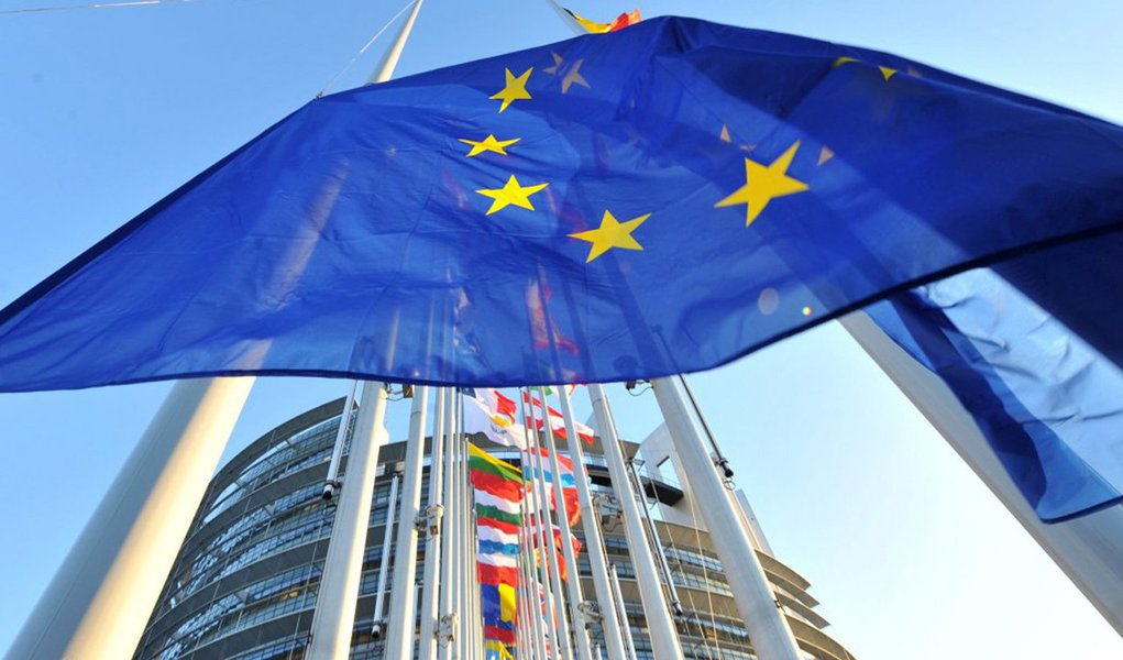 Os 28 Estados-membros da União Europeia (UE) concederam em 2014 mais de 2,3 milhões de autorizações de residências, segundo o gabinete oficial de estatísticas da UE, o Eurtostat; ucranianos, com 302.772 vistos recebidos, foram os principais beneficiários, sendo seguidos pelos norte-americanos (199.244); ucranianos são os quem mais pedem vistos de trabalho (68,2%), seguindo dos indianos (40,5%) e os vistos de estudante são mais requisitados por chineses (59,4%) e brasileiros (46,4%) (Foto: Paulo Emílio) Os 28 Estados-membros da União Europeia (UE) concederam em 2014 mais de 2,3 milhões de autorizações de residências, segundo o gabinete oficial de estatísticas da UE, o Eurtostat; ucranianos, com 302.772 vistos recebidos, foram os principais beneficiários, sendo seguidos pelos norte-americanos (199.244); ucranianos são os quem mais pedem vistos de trabalho (68,2%), seguindo dos indianos (40,5%) e os vistos de estudante são mais requisitados por chineses (59,4%) e brasileiros (46,4%)
